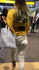 【For butt fetish】Woman walking in the city at night in pita pita pants